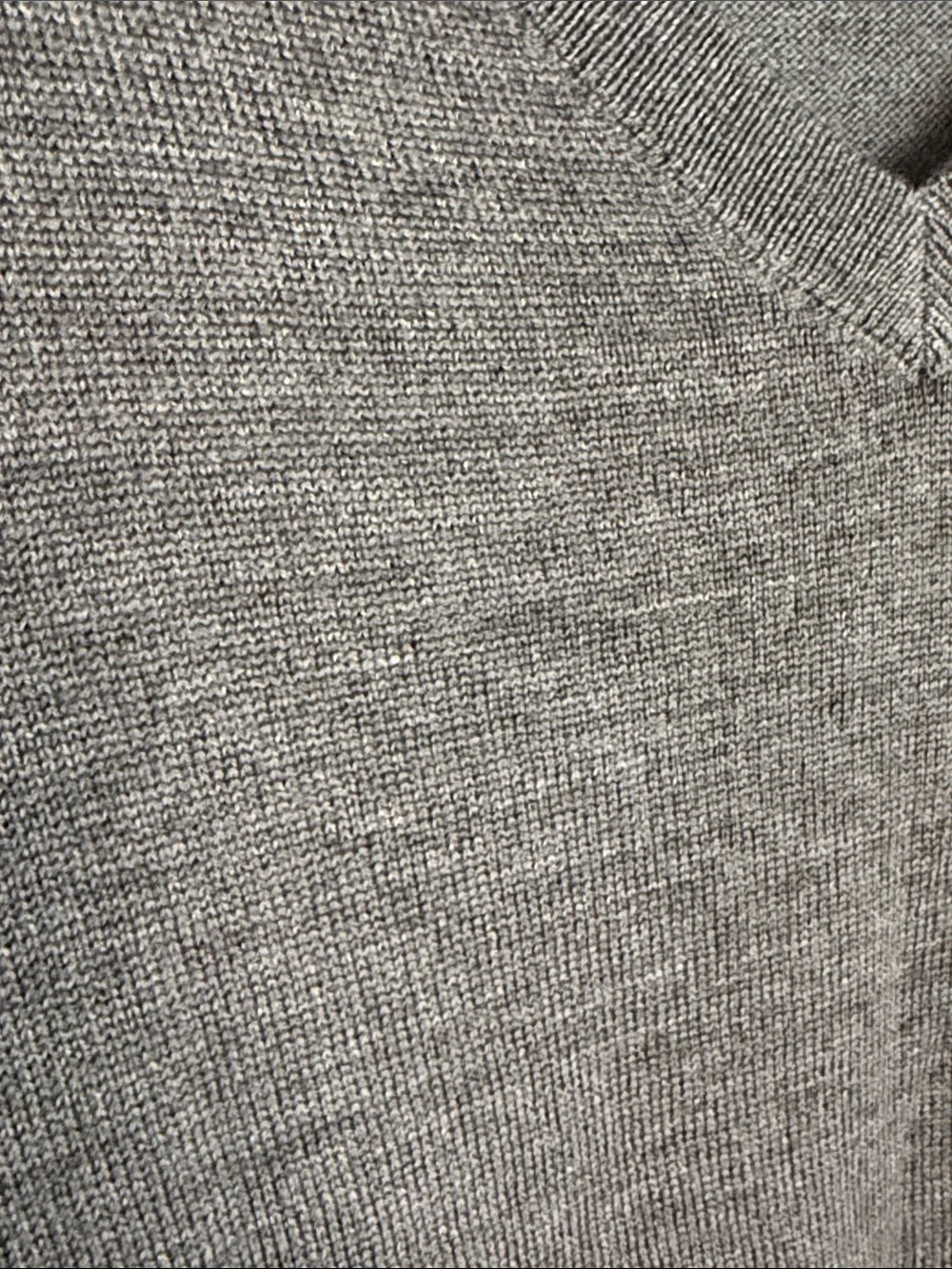 Banana Republic Men's V-Neck 100% wool Sweater - Charcoal Gray size L (bin12)